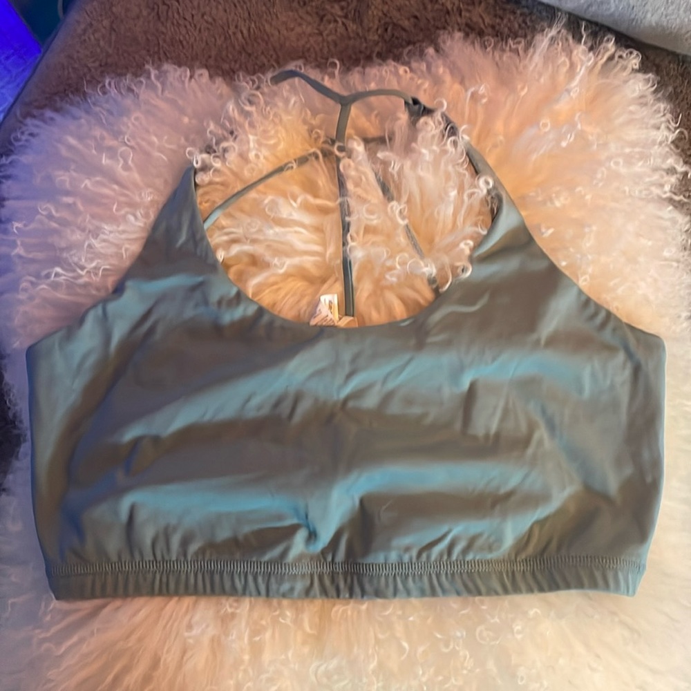 Vuori yoga sports bra